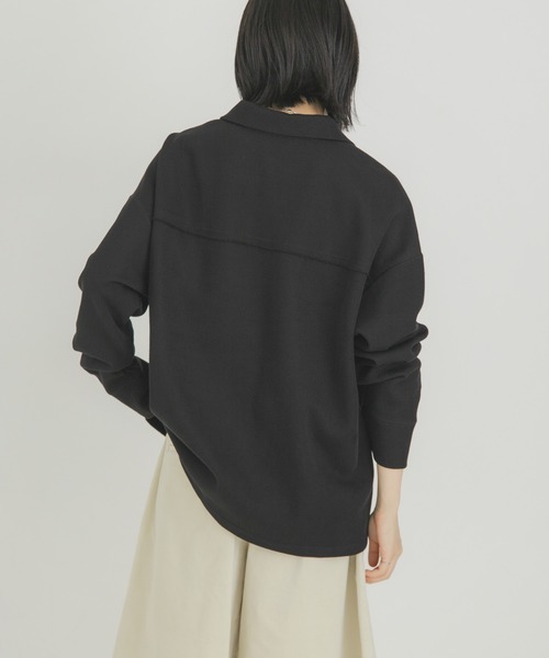 KBF(ケイビーエフ)の「キーネックカラーBIGトップス(Tシャツ/カットソー・レディース・アイボリー/ブラック/チャコールグレー・ONE)」の21枚目の写真