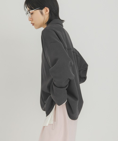 KBF(ケイビーエフ)の「キーネックカラーBIGトップス(Tシャツ/カットソー・レディース・アイボリー/ブラック/チャコールグレー・ONE)」の4枚目の写真