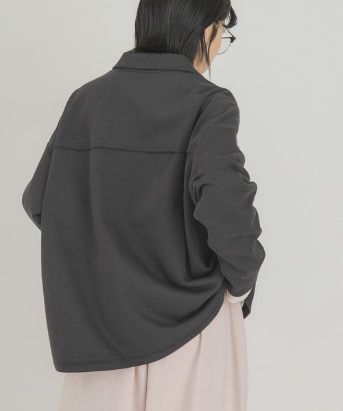 KBF(ケイビーエフ)の「キーネックカラーBIGトップス(Tシャツ/カットソー・レディース・アイボリー/ブラック/チャコールグレー・ONE)」の5枚目の写真