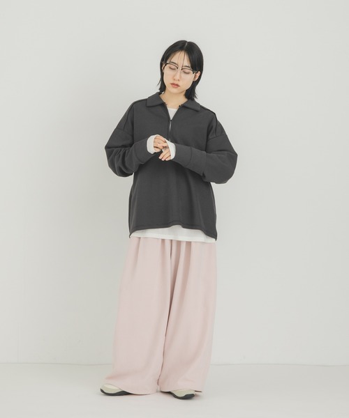 KBF(ケイビーエフ)の「キーネックカラーBIGトップス(Tシャツ/カットソー・レディース・アイボリー/ブラック/チャコールグレー・ONE)」の6枚目の写真
