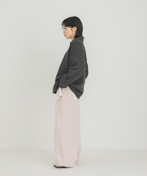 KBF(ケイビーエフ)の「キーネックカラーBIGトップス(Tシャツ/カットソー・レディース・アイボリー/ブラック/チャコールグレー・ONE)」の7枚目の写真