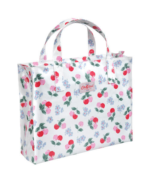 Cath Kidston(キャスキッドソン)の「CARRY ALL BAG(トートバッグ・レディース・ホワイト/ブラック/その他3/スカイブルー/レッド/グレー/ブラウン/その他8/ベージュ/その他10/グリーン/その他12/ブルー/その他14/その他15/その他16/その他17/その他18/その他19/その他20/イエロー/その他5/その他6/その他1/その他2/その他4/その他7/その他9/その他11/その他13・FREE/SMALL)」の1枚目の写真