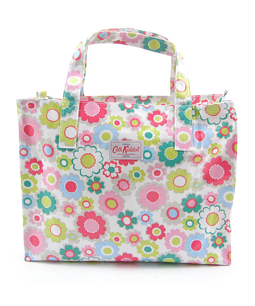 Cath Kidston(キャスキッドソン)の「CARRY ALL BAG(トートバッグ・レディース・ホワイト/ブラック/その他3/スカイブルー/レッド/グレー/ブラウン/その他8/ベージュ/その他10/グリーン/その他12/ブルー/その他14/その他15/その他16/その他17/その他18/その他19/その他20/イエロー/その他5/その他6/その他1/その他2/その他4/その他7/その他9/その他11/その他13・FREE/SMALL)」の16枚目の写真