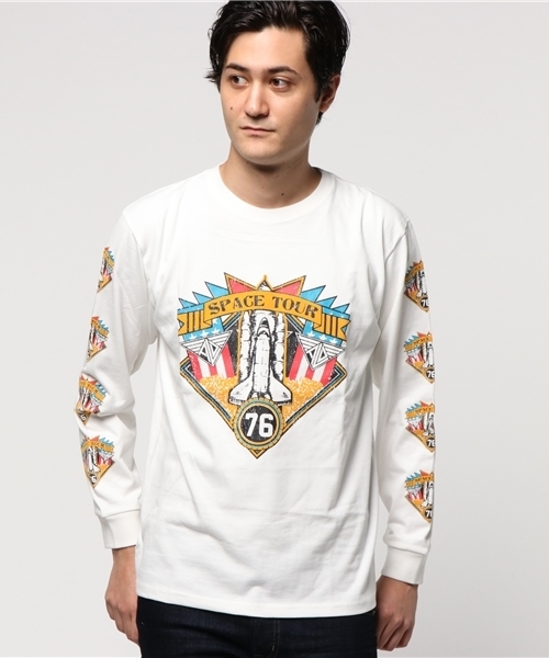 ALDIES(アールディーズ)の「Space Tour Long T 袖プリント ロングスリーブT(Tシャツ/カットソー・メンズ・ホワイト/ブラック/ホワイト系その他/ネイビー・MEDIUM/SMALL/LARGE)」の2枚目の写真