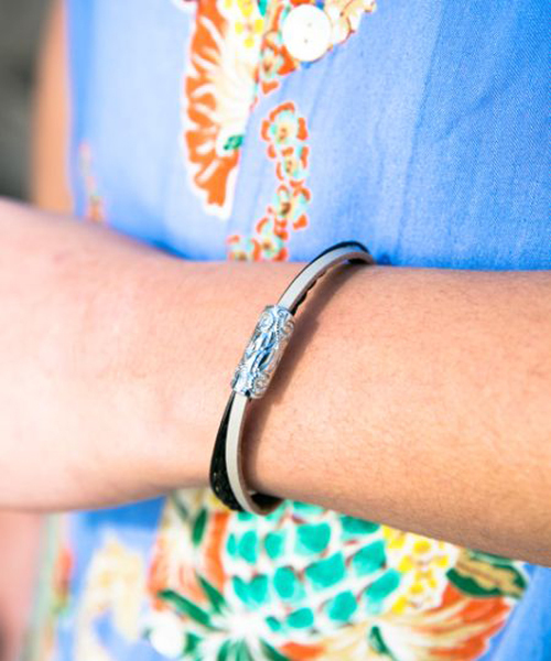 Kahiko(カヒコ)の「【Kahiko】チューブMEN'Sレザーブレスレット(ブレスレット・メンズ・ブラック/ブラウン/キャメル・FREE)」の1枚目の写真