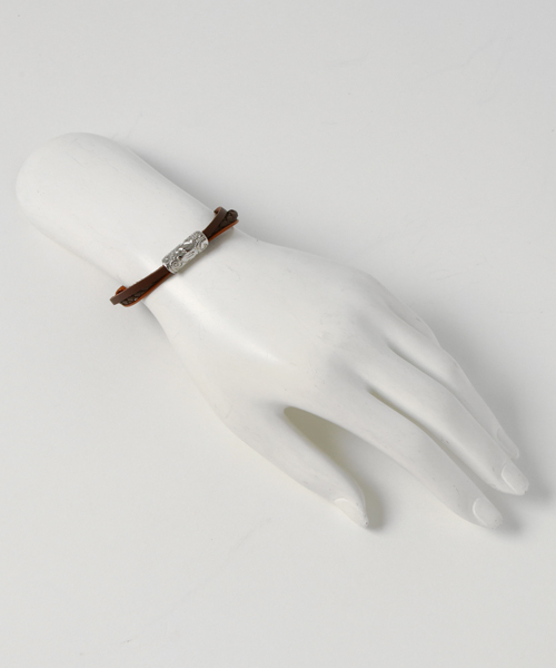 Kahiko(カヒコ)の「【Kahiko】チューブMEN'Sレザーブレスレット(ブレスレット・メンズ・ブラック/ブラウン/キャメル・FREE)」の4枚目の写真