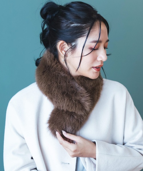 sankyo shokai(サンキョウショウカイ)の「フォックス ファー マフラー(マフラー・レディース・モカ/ブラック/アッシュブラウン/ブラウン/ナチュラル/クリーム/ライトグレー/グレー/グレイッシュベージュ/ネイビー/ピンクベージュ/ダークブラウン/ライトブラウン/イエロー・FREE)」の7枚目の写真