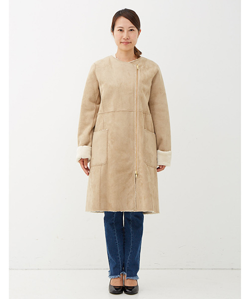 IEDIT（イディット）の「ノーカラーで着ぶくれ知らず　着こなし自在のリバーシブルエコムートンコート＜ベージュ＞（ムートンコート・レディース・ベージュ・XX-LARGE/LARGE/MEDIUM/SMALL/X-LARGE）」の11枚目の写真