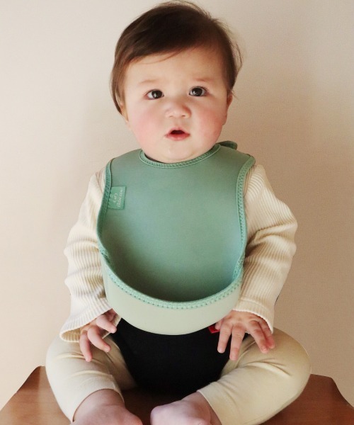 Bibetta（ビベッタ）の「【Bibetta/ビベッタ】ウルトラビブ（マグ/哺乳瓶/お食事グッズ・キッズ・ターコイズブルー/ブルー/グリーン/ライトピンク/ピンク系その他/ブルー系その他/グリーン系その他/ピンク系その他2/グリーン系その他2/スモークピンク/ライトグリーン・ONE SIZE）」の3枚目の写真