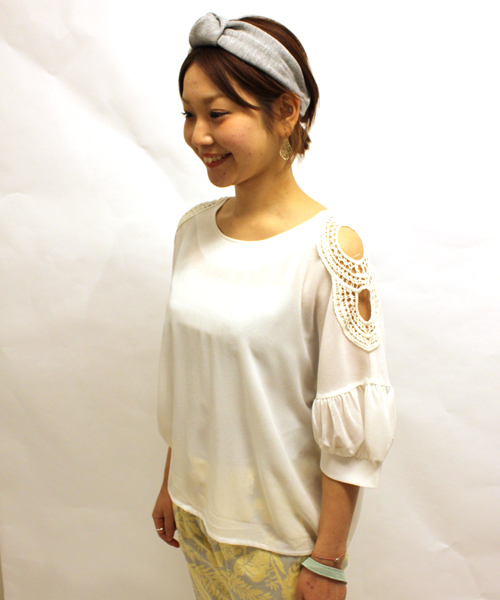 mystic(ミスティック)の「肩レースパフブラウス(シャツ/ブラウス・レディース・オフホワイト/ブルー/レッド/ベージュ/ブラック・フリ-)」の1枚目の写真