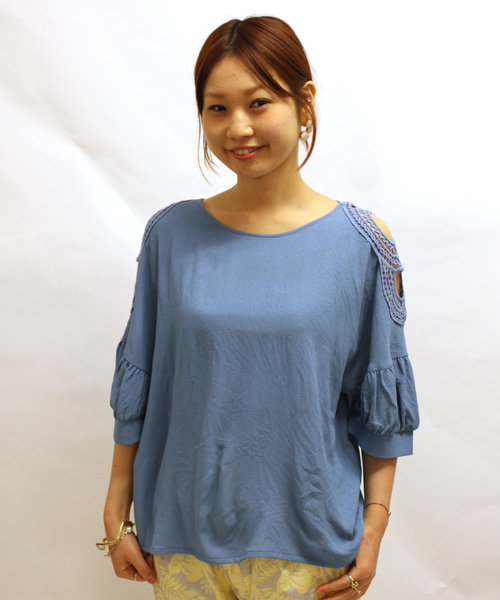 mystic(ミスティック)の「肩レースパフブラウス(シャツ/ブラウス・レディース・オフホワイト/ブルー/レッド/ベージュ/ブラック・フリ-)」の4枚目の写真