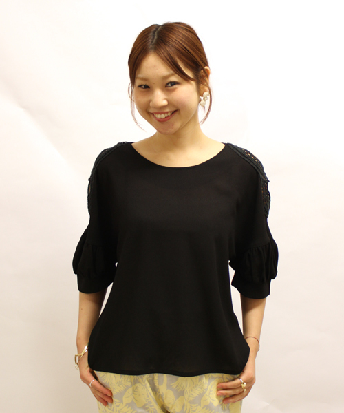 mystic(ミスティック)の「肩レースパフブラウス(シャツ/ブラウス・レディース・オフホワイト/ブルー/レッド/ベージュ/ブラック・フリ-)」の2枚目の写真