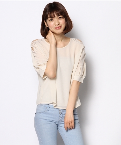 mystic(ミスティック)の「肩レースパフブラウス(シャツ/ブラウス・レディース・オフホワイト/ブルー/レッド/ベージュ/ブラック・フリ-)」の3枚目の写真