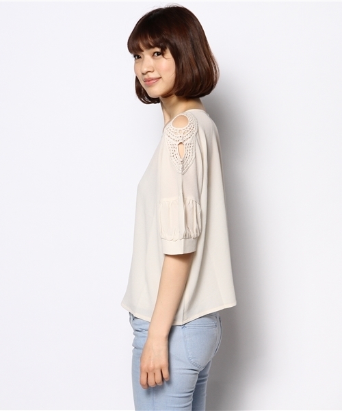 mystic(ミスティック)の「肩レースパフブラウス(シャツ/ブラウス・レディース・オフホワイト/ブルー/レッド/ベージュ/ブラック・フリ-)」の12枚目の写真