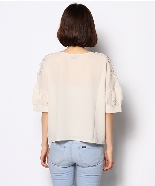 mystic(ミスティック)の「肩レースパフブラウス(シャツ/ブラウス・レディース・オフホワイト/ブルー/レッド/ベージュ/ブラック・フリ-)」の7枚目の写真