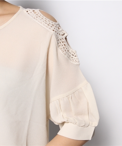 mystic(ミスティック)の「肩レースパフブラウス(シャツ/ブラウス・レディース・オフホワイト/ブルー/レッド/ベージュ/ブラック・フリ-)」の9枚目の写真