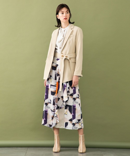 UNITED TOKYO（ユナイテッドトウキョウ）の「バックサテンアシメジャケット（テーラードジャケット・レディース・ベージュ/カーキ・0）」の7枚目の写真