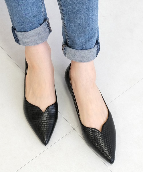 AmiAmi(アミアミ)の「Vカットポインテッドトゥフラットパンプス(パンプス・レディース・ブラック/アイボリー/グレイッシュベージュ/イエロー系その他/パイソン/ゼブラ/ライトグレー/ブラック系その他/シャンパン/モカ/ブラック系その他2/ブルー系その他/アニマル/グリーン系その他/シルバー/ベージュ/シルバーグレー/ブラウン系その他/ベージュ系その他/ブラック系その他3/ベージュ系その他2/ライトグリーン/ベージュ系その他3/ブロンズ/ゴールド系その他/ブラック系その他4/ワイン/ホワイト系その他・35/39/38/37/36/34/40/41)」の5枚目の写真