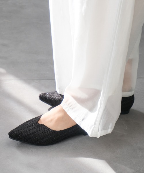 AmiAmi(アミアミ)の「Vカットポインテッドトゥフラットパンプス(パンプス・レディース・ブラック/アイボリー/グレイッシュベージュ/イエロー系その他/パイソン/ゼブラ/ライトグレー/ブラック系その他/シャンパン/モカ/ブラック系その他2/ブルー系その他/アニマル/グリーン系その他/シルバー/ベージュ/シルバーグレー/ブラウン系その他/ベージュ系その他/ブラック系その他3/ベージュ系その他2/ライトグリーン/ベージュ系その他3/ブロンズ/ゴールド系その他/ブラック系その他4/ワイン/ホワイト系その他・35/39/38/37/36/34/40/41)」の8枚目の写真