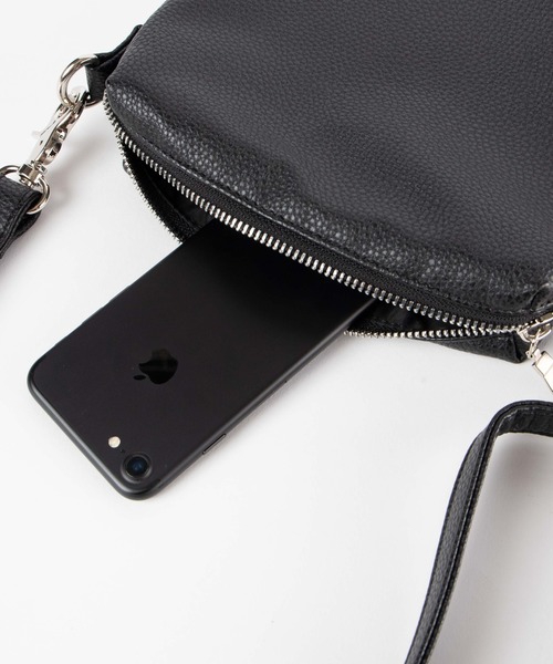 WEGO（ウィゴー）の「WEGO/フェイクレザーフラットショルダーバッグ（ショルダーバッグ・メンズ・ブラック/ブラック系その他・FREE）」の19枚目の写真