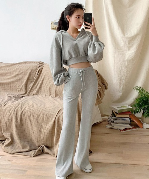 chuu（チュー）の「CHUU オールデイブーツカットパンツ（その他パンツ・レディース・ベージュ/グレー・FREE）」の2枚目の写真