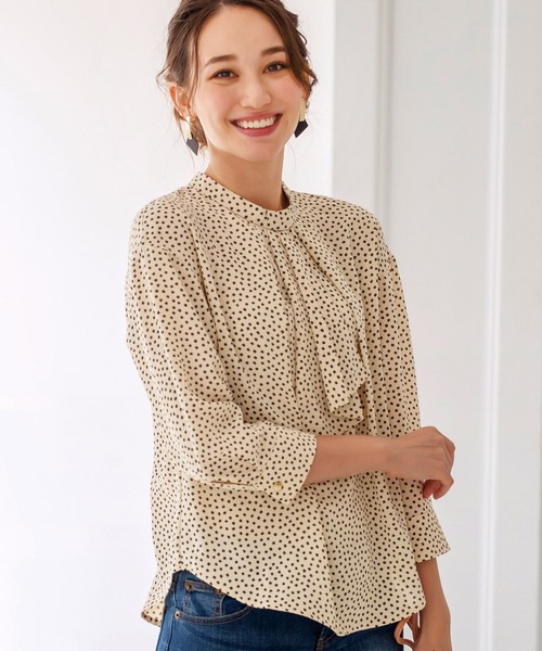 BELLUNA（ベルーナ）の「ジョーゼット素材ボウタイデザインブラウス（シャツ/ブラウス・レディース・ネイビー/オフホワイト/アイボリー/ネイビー×ホワイト・MEDIUM/LARGE/X-LARGE）」の4枚目の写真