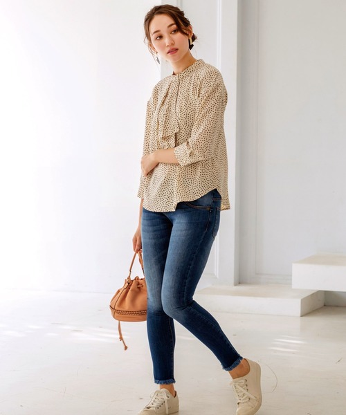 BELLUNA（ベルーナ）の「ジョーゼット素材ボウタイデザインブラウス（シャツ/ブラウス・レディース・ネイビー/オフホワイト/アイボリー/ネイビー×ホワイト・MEDIUM/LARGE/X-LARGE）」の6枚目の写真