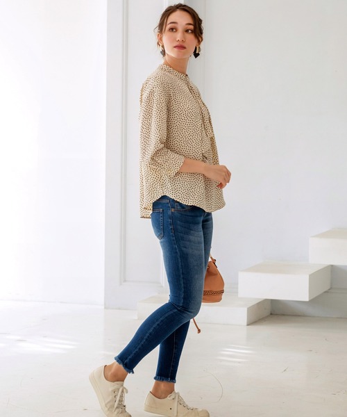 BELLUNA（ベルーナ）の「ジョーゼット素材ボウタイデザインブラウス（シャツ/ブラウス・レディース・ネイビー/オフホワイト/アイボリー/ネイビー×ホワイト・MEDIUM/LARGE/X-LARGE）」の7枚目の写真