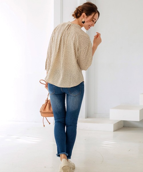 BELLUNA（ベルーナ）の「ジョーゼット素材ボウタイデザインブラウス（シャツ/ブラウス・レディース・ネイビー/オフホワイト/アイボリー/ネイビー×ホワイト・MEDIUM/LARGE/X-LARGE）」の8枚目の写真