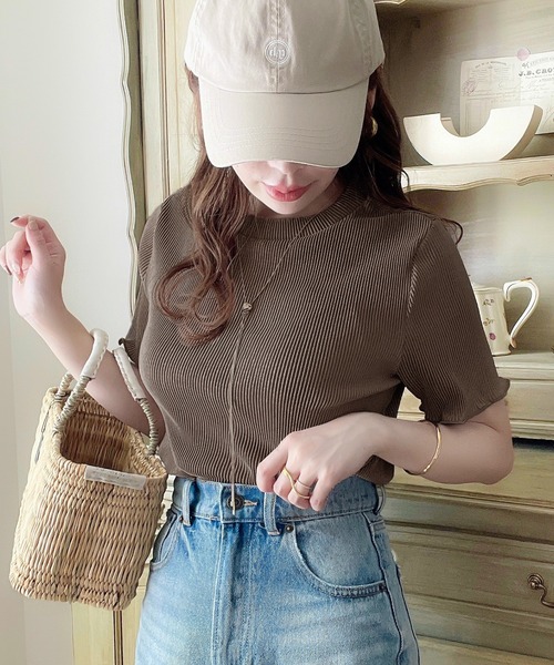 classicalelf（クラシカルエルフ）の「上品な光沢感。ミニプリーツ半袖シアー素材Tシャツ（Tシャツ/カットソー・レディース・ブラック/カーキ/ブルー/モカ/ホワイト系その他/グレイッシュベージュ・MEDIUM/LARGE/X-LARGE）」の20枚目の写真