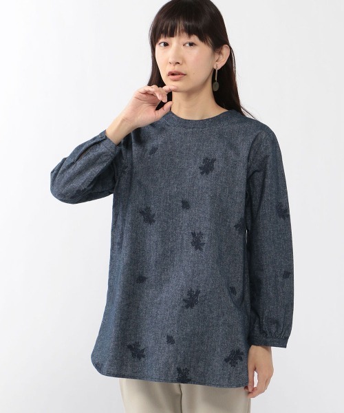 DECOY SINCE 1981(デコイシンスイチキュウハチイチ)の「オーガニックコットンシャンブレー刺繍シャツ(シャツ/ブラウス・レディース・イエロー/ネイビー/モカ/ベージュ・11号/13号/9号)」の4枚目の写真