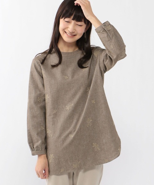 DECOY SINCE 1981(デコイシンスイチキュウハチイチ)の「オーガニックコットンシャンブレー刺繍シャツ(シャツ/ブラウス・レディース・イエロー/ネイビー/モカ/ベージュ・11号/13号/9号)」の2枚目の写真