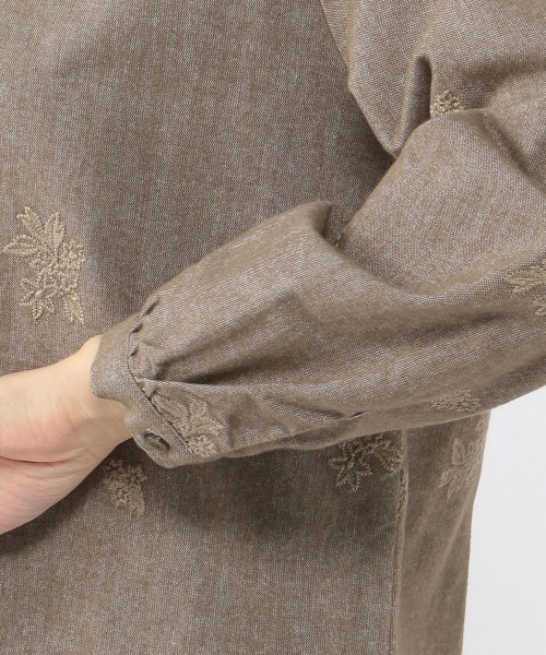 DECOY SINCE 1981(デコイシンスイチキュウハチイチ)の「オーガニックコットンシャンブレー刺繍シャツ(シャツ/ブラウス・レディース・イエロー/ネイビー/モカ/ベージュ・11号/13号/9号)」の9枚目の写真