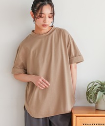 モックネック×ラウンドヘムTシャツ