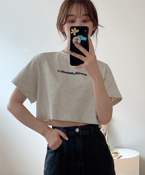 muahmuah（ムーアムーア）の「『muah muah/ムーアムーア』MUAH GRAPHIC CROP T-SHIRT/ムーアムーアグラフィッククロップド 半袖Tシャツ（Tシャツ/カットソー・レディース・ブラック/ライトグレー/ホワイト/ライトブルー・FREE）」の3枚目の写真