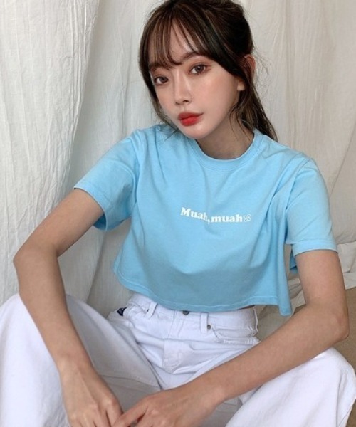 muahmuah（ムーアムーア）の「『muah muah/ムーアムーア』MUAH GRAPHIC CROP T-SHIRT/ムーアムーアグラフィッククロップド 半袖Tシャツ（Tシャツ/カットソー・レディース・ブラック/ライトグレー/ホワイト/ライトブルー・FREE）」の4枚目の写真