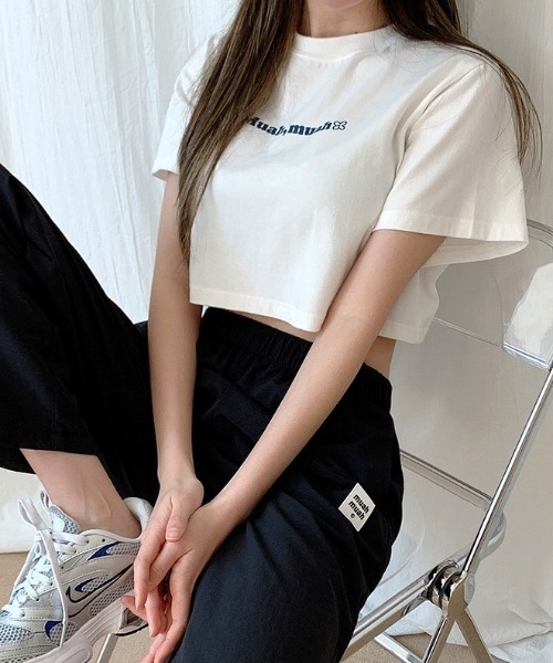 muahmuah（ムーアムーア）の「『muah muah/ムーアムーア』MUAH GRAPHIC CROP T-SHIRT/ムーアムーアグラフィッククロップド 半袖Tシャツ（Tシャツ/カットソー・レディース・ブラック/ライトグレー/ホワイト/ライトブルー・FREE）」の9枚目の写真