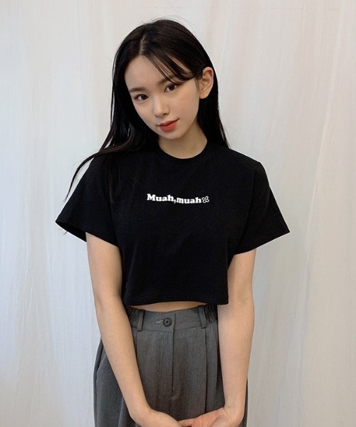 muahmuah（ムーアムーア）の「『muah muah/ムーアムーア』MUAH GRAPHIC CROP T-SHIRT/ムーアムーアグラフィッククロップド 半袖Tシャツ（Tシャツ/カットソー・レディース・ブラック/ライトグレー/ホワイト/ライトブルー・FREE）」の21枚目の写真