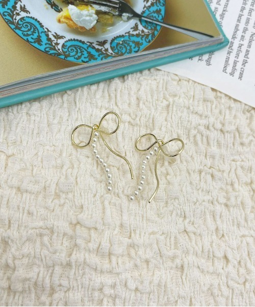 apres jour（アプレジュール）の「【apres jour×ARIAZ】パール付きリボンピアス（ピアス（両耳用）・レディース・シルバー/ゴールド・FREE）」の4枚目の写真