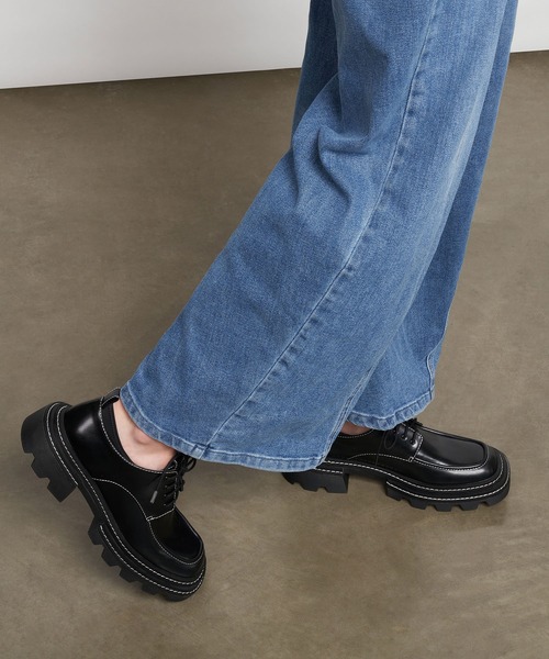 CHARLES & KEITH(チャールズ & キース)の「チャンキー ブローグ / Chunky Brogues(ドレスシューズ・レディース・ブラック/オフホワイト・22.5cm/23cm/23.5cm/24.5cm/25cm/25.5cm)」の10枚目の写真