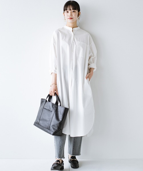 haco!（ハコ）の「季節の変わり目の羽織にもニットやスウェットとの重ね着にも長い季節使えて便利なバンドカラーシャツワンピース（シャツワンピース・レディース・ホワイト/チェック・SMALL/MEDIUM/LARGE/X-LARGE）」の2枚目の写真