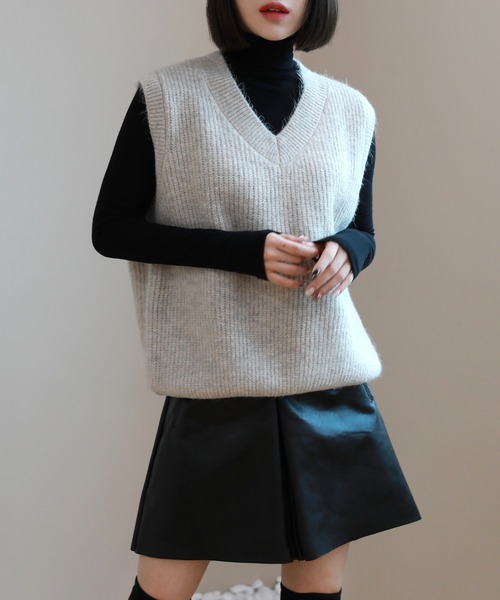 by muni:r（バイ ムニール）の「ベーシック オーバーフィット Vネック リブベスト（ベスト・レディース・ベージュ/ブラウン/グレー/ブルー・FREE）」の4枚目の写真