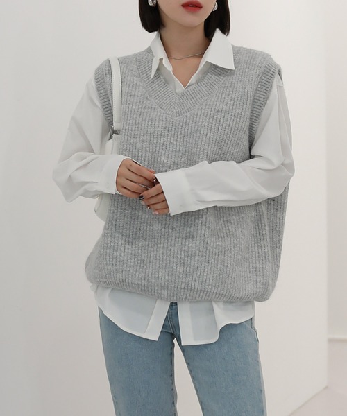 by muni:r（バイ ムニール）の「ベーシック オーバーフィット Vネック リブベスト（ベスト・レディース・ベージュ/ブラウン/グレー/ブルー・FREE）」の2枚目の写真