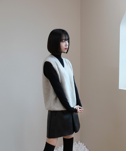 by muni:r（バイ ムニール）の「ベーシック オーバーフィット Vネック リブベスト（ベスト・レディース・ベージュ/ブラウン/グレー/ブルー・FREE）」の17枚目の写真