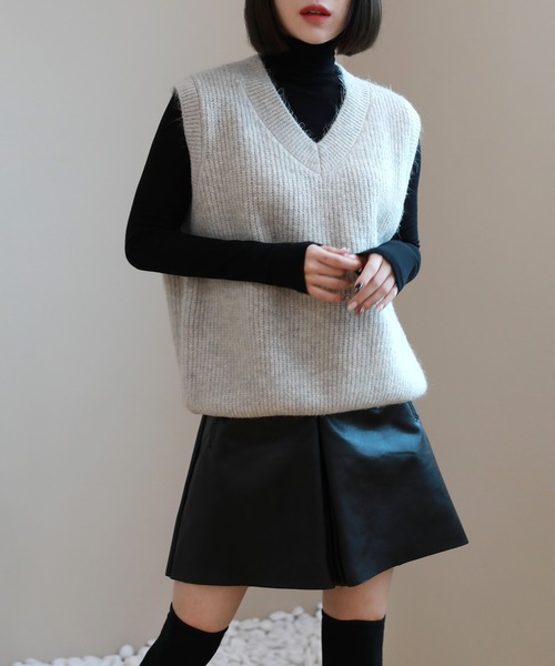 by muni:r（バイ ムニール）の「ベーシック オーバーフィット Vネック リブベスト（ベスト・レディース・ベージュ/ブラウン/グレー/ブルー・FREE）」の22枚目の写真