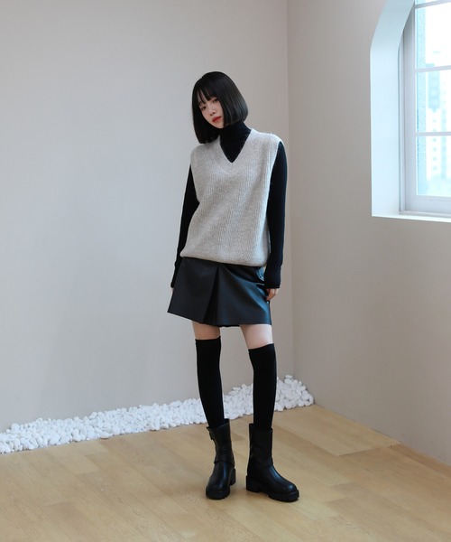 by muni:r（バイ ムニール）の「ベーシック オーバーフィット Vネック リブベスト（ベスト・レディース・ベージュ/ブラウン/グレー/ブルー・FREE）」の9枚目の写真