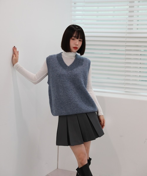 by muni:r（バイ ムニール）の「ベーシック オーバーフィット Vネック リブベスト（ベスト・レディース・ベージュ/ブラウン/グレー/ブルー・FREE）」の7枚目の写真