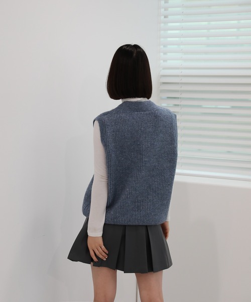 by muni:r（バイ ムニール）の「ベーシック オーバーフィット Vネック リブベスト（ベスト・レディース・ベージュ/ブラウン/グレー/ブルー・FREE）」の20枚目の写真