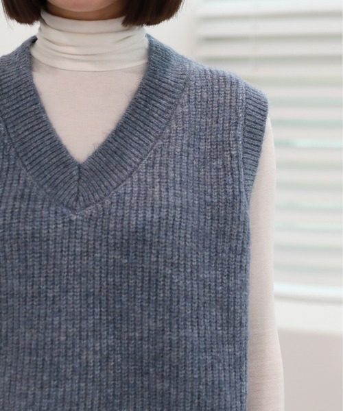 by muni:r（バイ ムニール）の「ベーシック オーバーフィット Vネック リブベスト（ベスト・レディース・ベージュ/ブラウン/グレー/ブルー・FREE）」の8枚目の写真