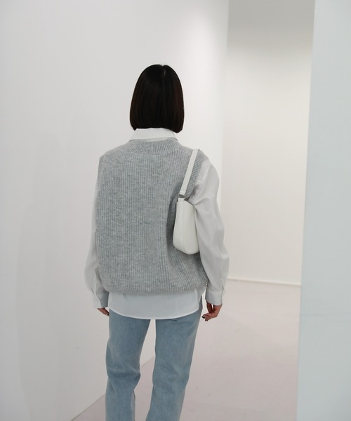 by muni:r（バイ ムニール）の「ベーシック オーバーフィット Vネック リブベスト（ベスト・レディース・ベージュ/ブラウン/グレー/ブルー・FREE）」の5枚目の写真